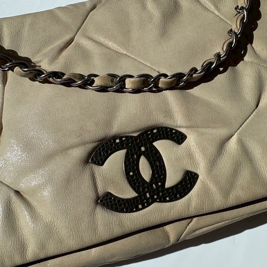 Chanel 銀鍊米白皮革抓皺口蓋肩側包-5
