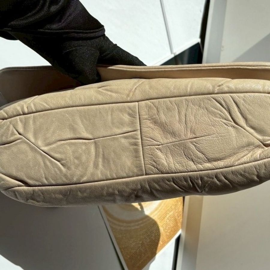 Chanel 銀鍊米白皮革抓皺口蓋肩側包-7