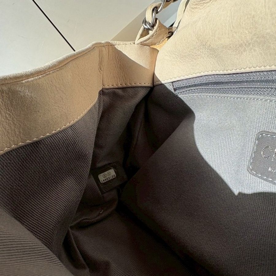 Chanel 銀鍊米白皮革抓皺口蓋肩側包-19