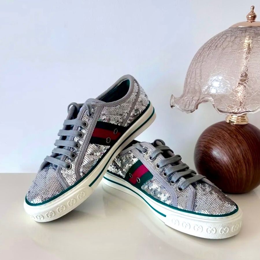 Gucci 1977亮片板鞋,36碼,銀色亮片設計,經典紅綠條紋,白色鞋底印滿GG標誌-0