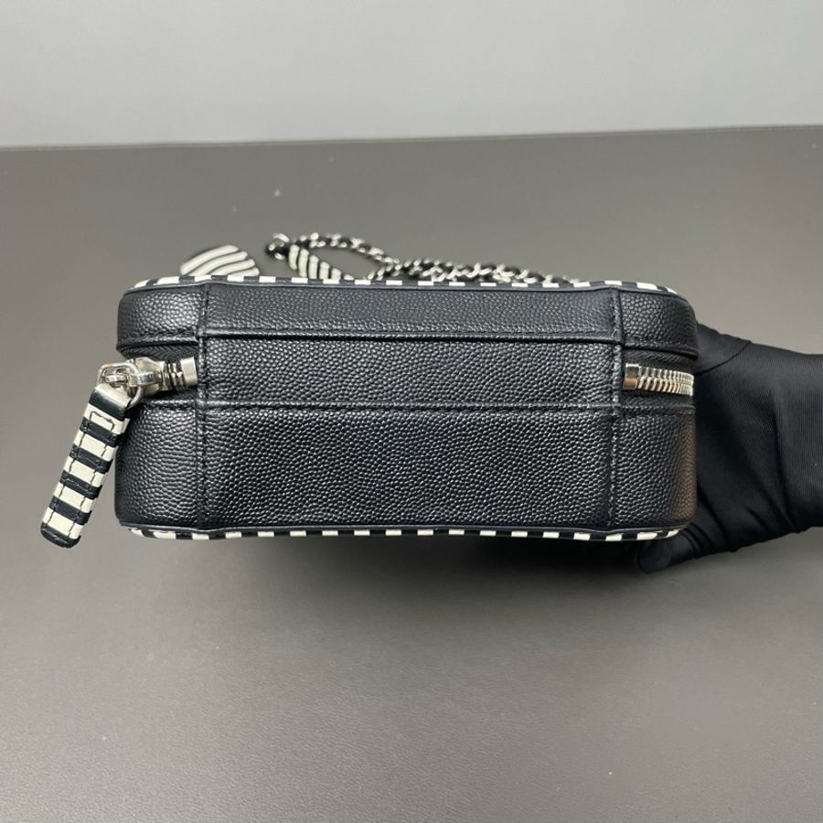 Chanel 條紋相機包 27開 尺寸約16*12*7 附件:塵袋 鑰匙 鎖 皮牌。-7