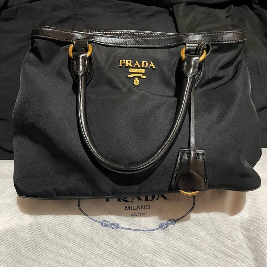 Prada經典尼龍手提包-2