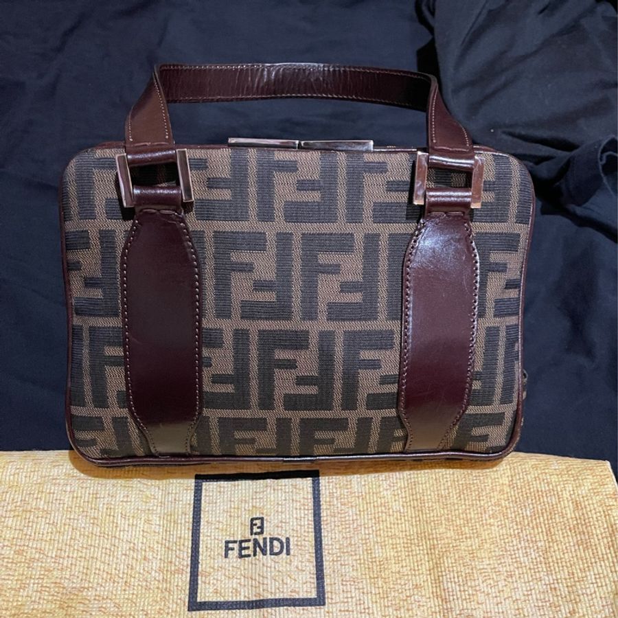 Fendi經典法棍F口金包釦手提包-5