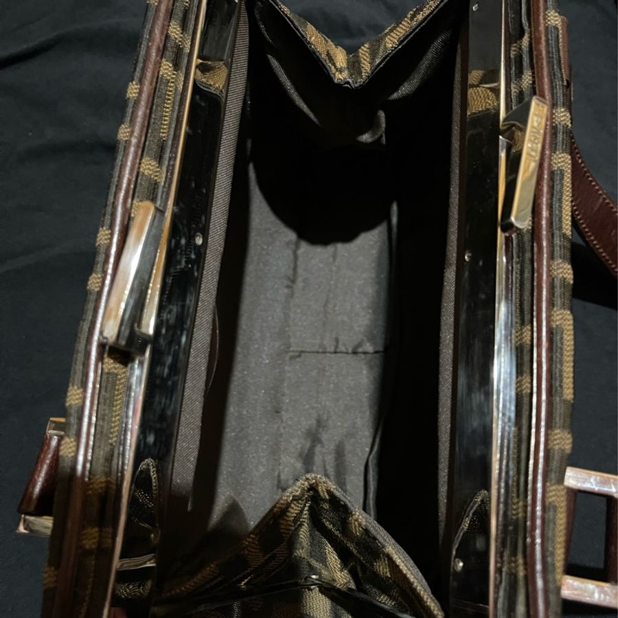 Fendi經典法棍F口金包釦手提包-15