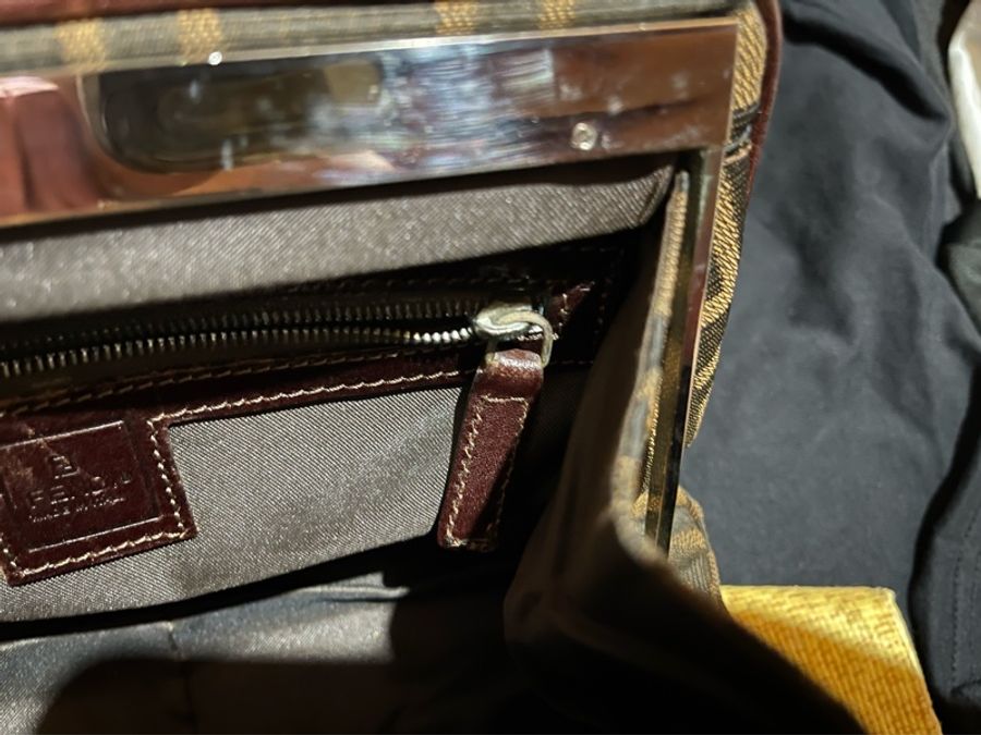 Fendi經典法棍F口金包釦手提包-24