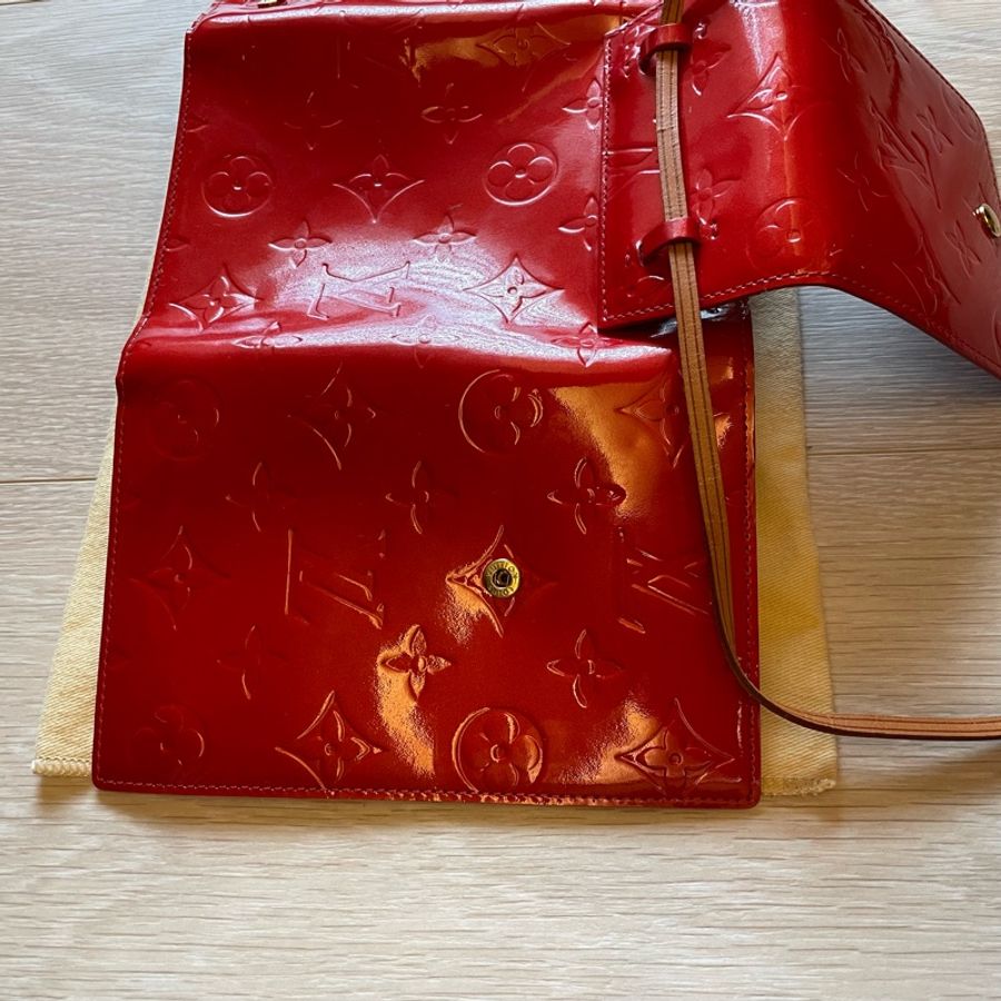 LV Louis Vuitton 紅色漆皮 可穿戴錢包 小包-8