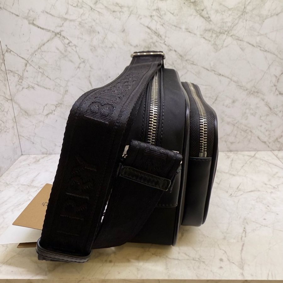 BURBERRY品牌字母印花尼龍斜背包/黑-3