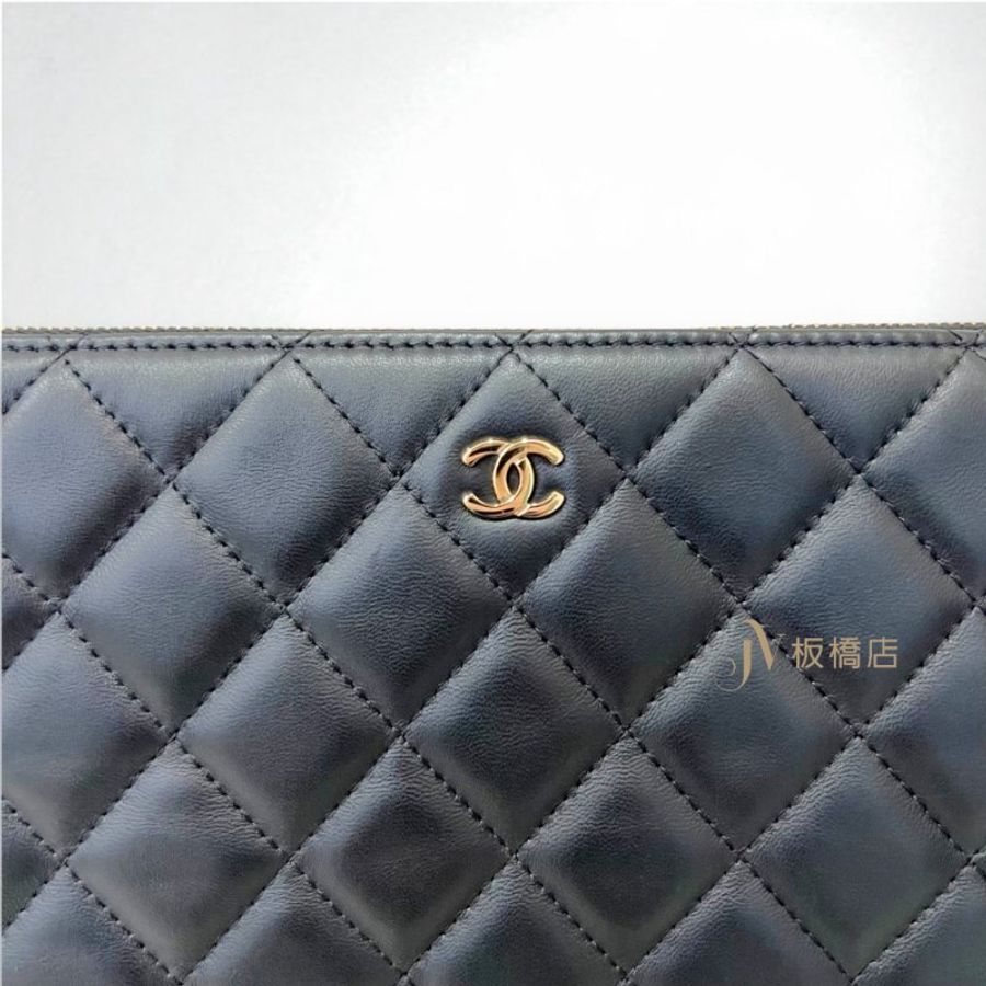 CHANEL包包 黑色羊皮淡金釦愛心珍珠骰子吊飾手拿包 /A82416-6