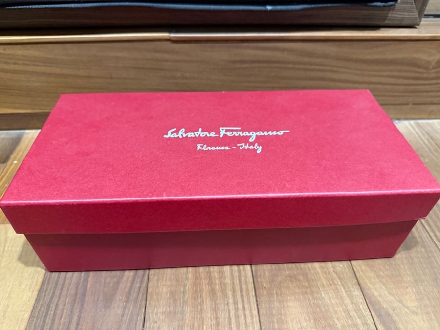 Ferragamo Vara 黑白撞色|8.5C 寬楦|附原盒|氣質款平底鞋-5