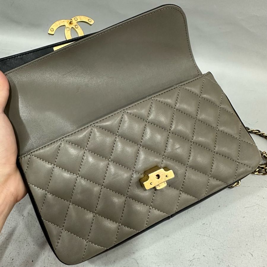 Chanel A57275 灰羊皮黑金釦斜背包-44