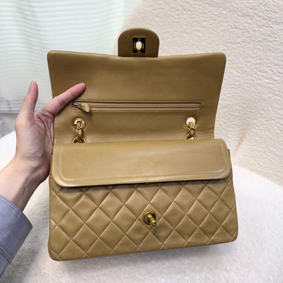 CHANEL奶茶色金釦羊皮vintageCF25口蓋包-5