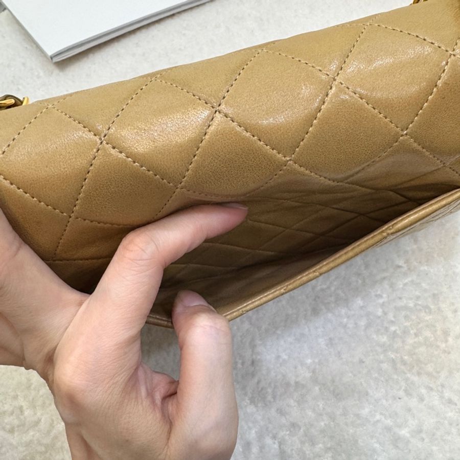 CHANEL奶茶色金釦羊皮vintageCF25口蓋包-8