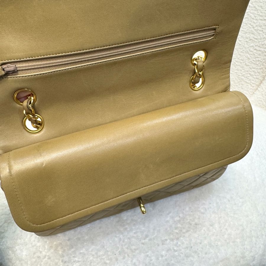 CHANEL奶茶色金釦羊皮vintageCF25口蓋包-10