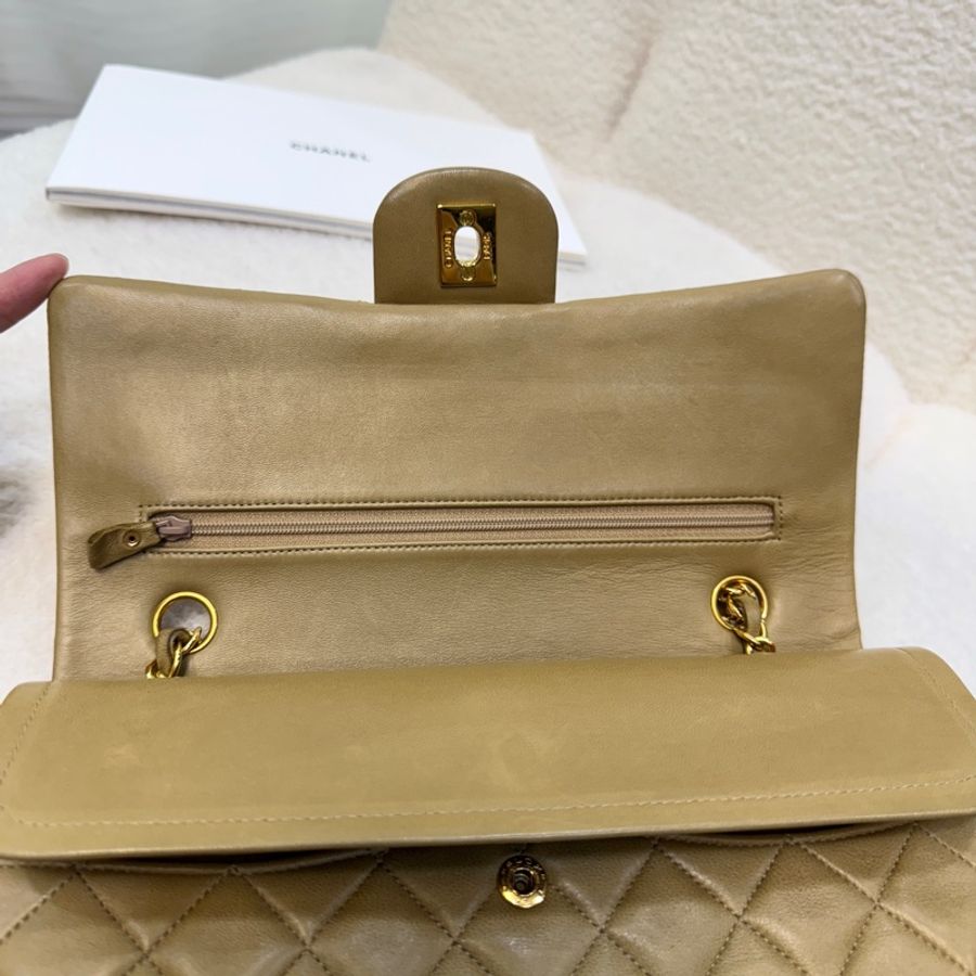 CHANEL奶茶色金釦羊皮vintageCF25口蓋包-11
