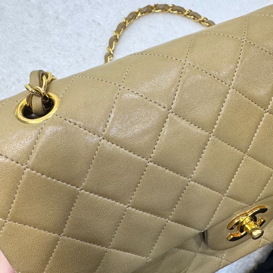 CHANEL奶茶色金釦羊皮vintageCF25口蓋包-16