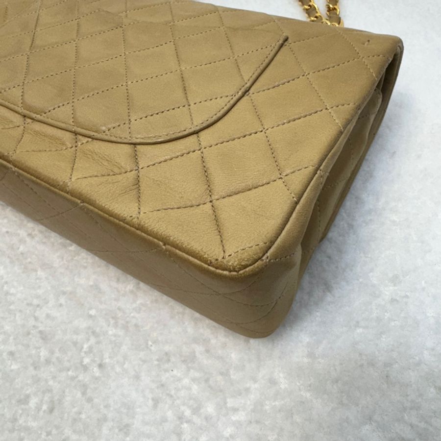 CHANEL奶茶色金釦羊皮vintageCF25口蓋包-22