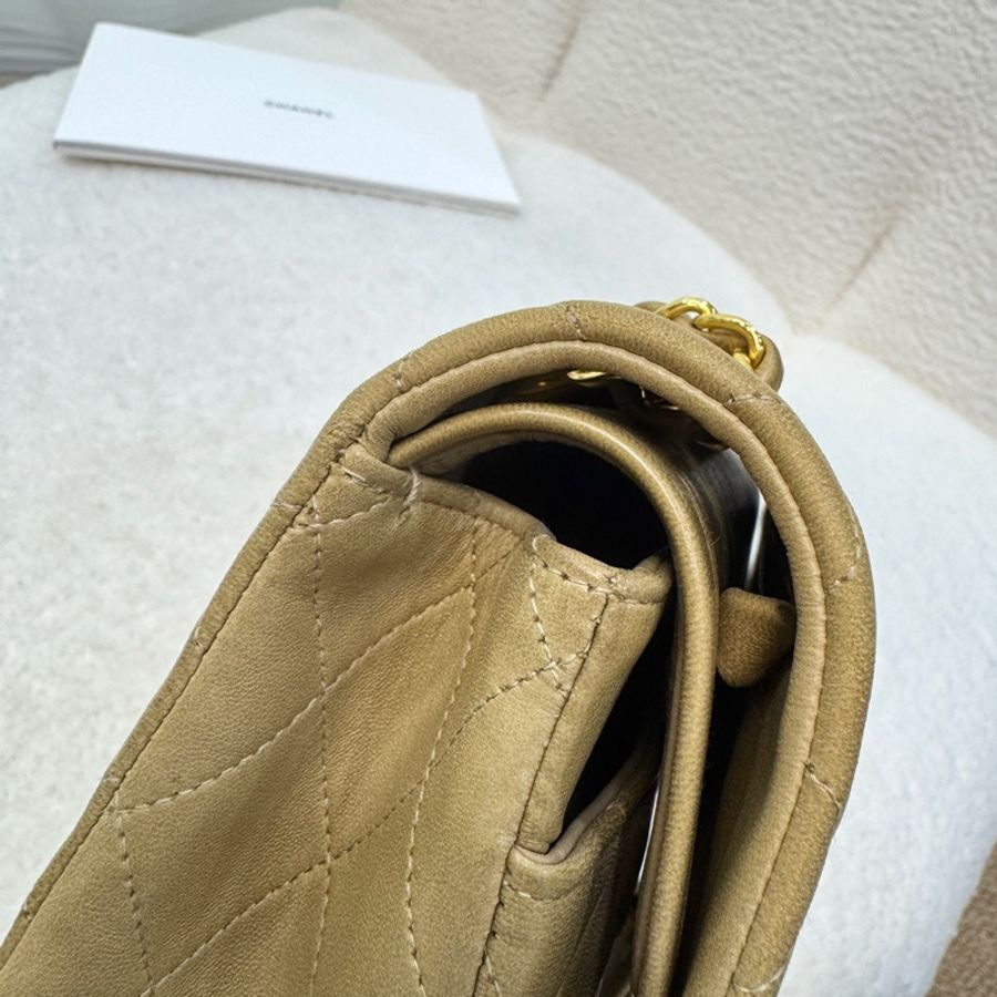 CHANEL奶茶色金釦羊皮vintageCF25口蓋包-26