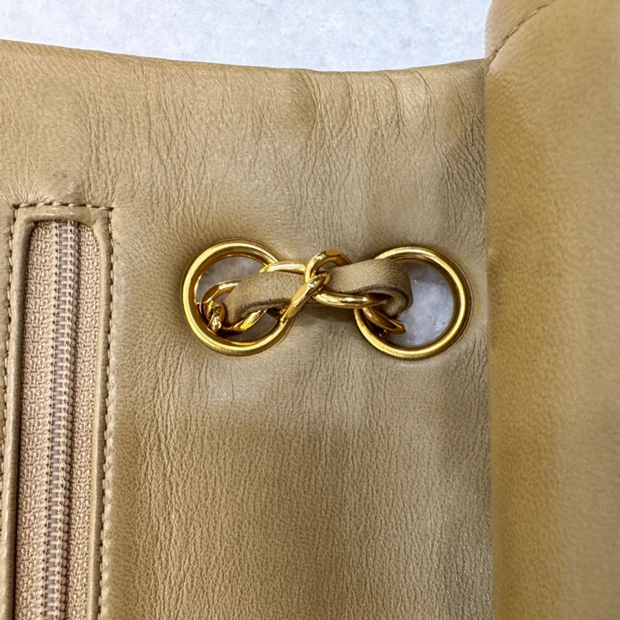 CHANEL奶茶色金釦羊皮vintageCF25口蓋包-34