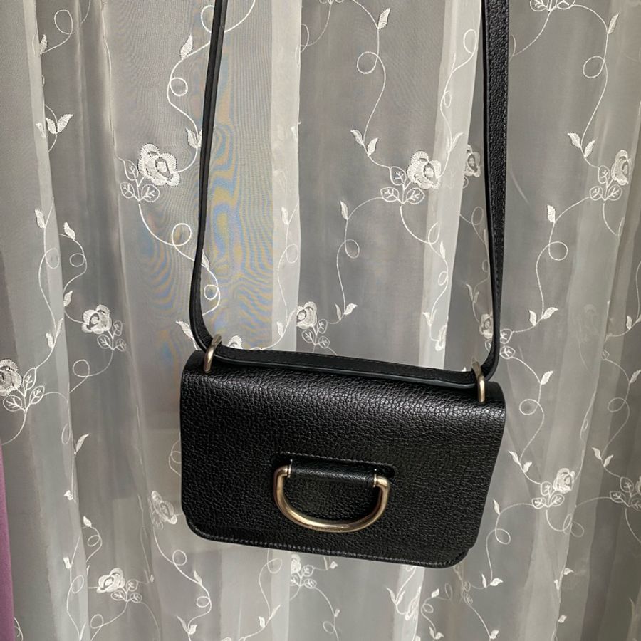 Burberry D型芤翻蓋斜背包-1