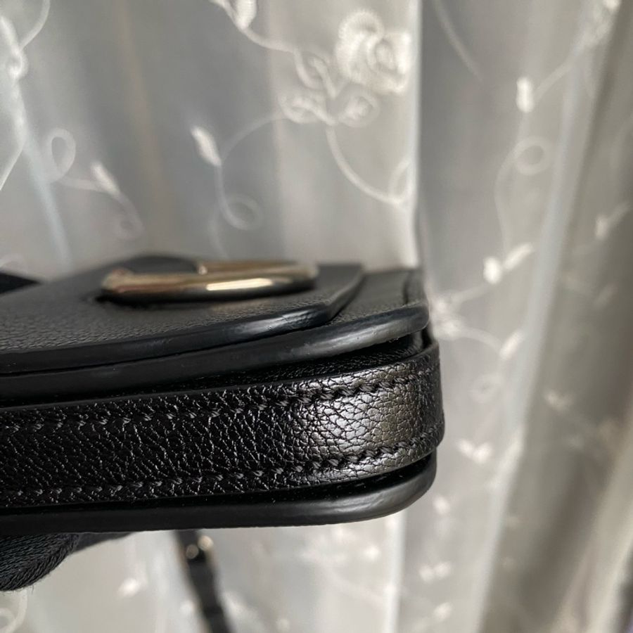 Burberry D型芤翻蓋斜背包-9