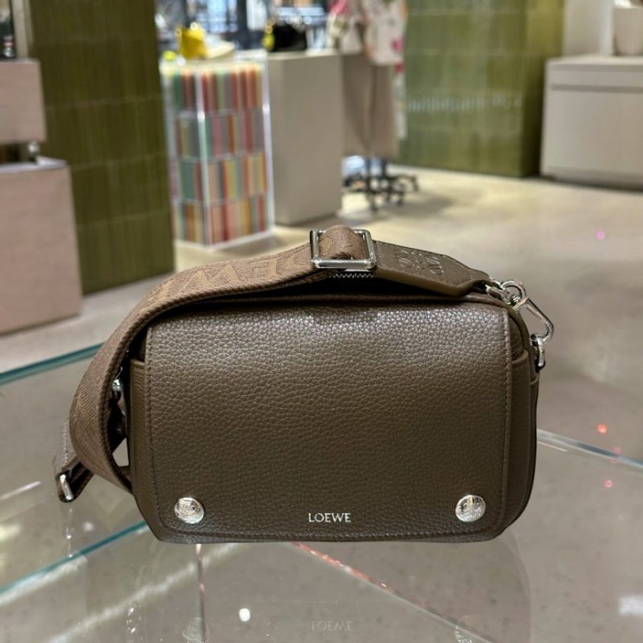 🎉新品好折扣✨Loewe 小型柔韌粒面小牛皮 Pebble 郵差包 苔原色-3