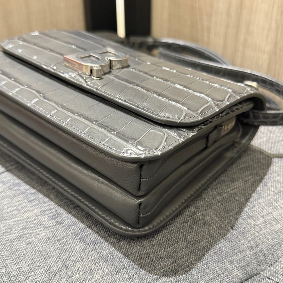 極新 BALENCIAGA B.深灰色鱷魚壓紋牛皮霧銀釦斜背包-4