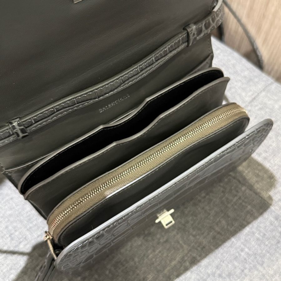 極新 BALENCIAGA B.深灰色鱷魚壓紋牛皮霧銀釦斜背包-10