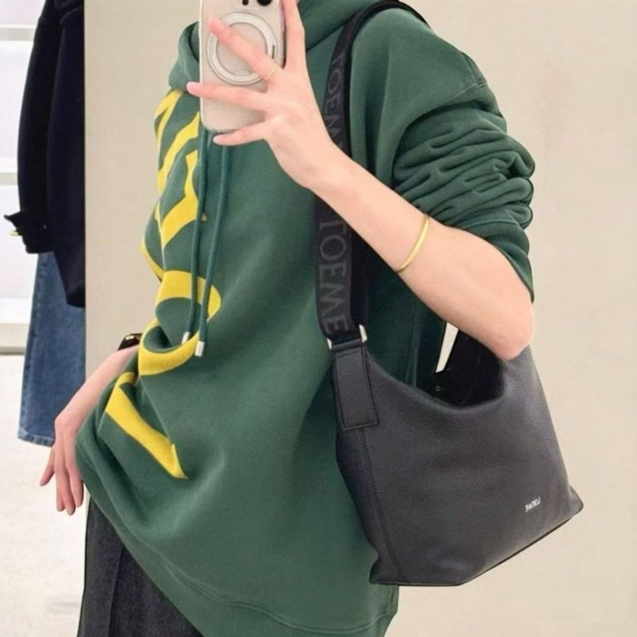 ✨快閃特價✨Loewe 小型柔韌粒面小牛皮 Cubi 斜背包 黑色-6