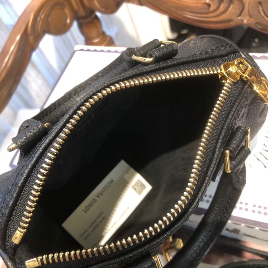 LV 黑色全皮 nano手提斜挎包 芯片款-8