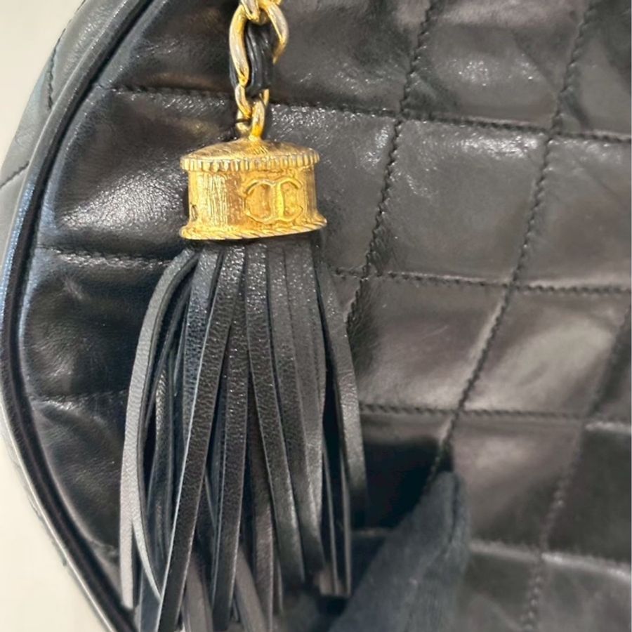 CHANEL 黑色菱格流蘇圓餅鏈條包-2