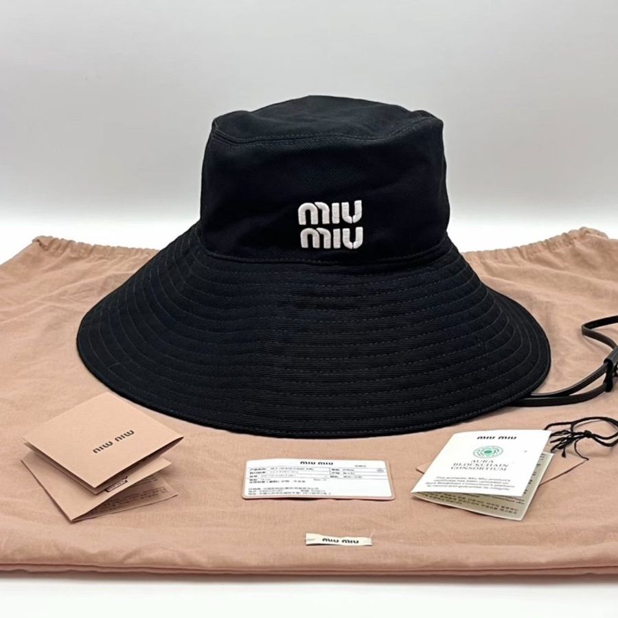 MIUMIU 25SS黑色刺繡Logo漁夫帽遮陽帽M號 全新閒置配件塵袋吊牌-4