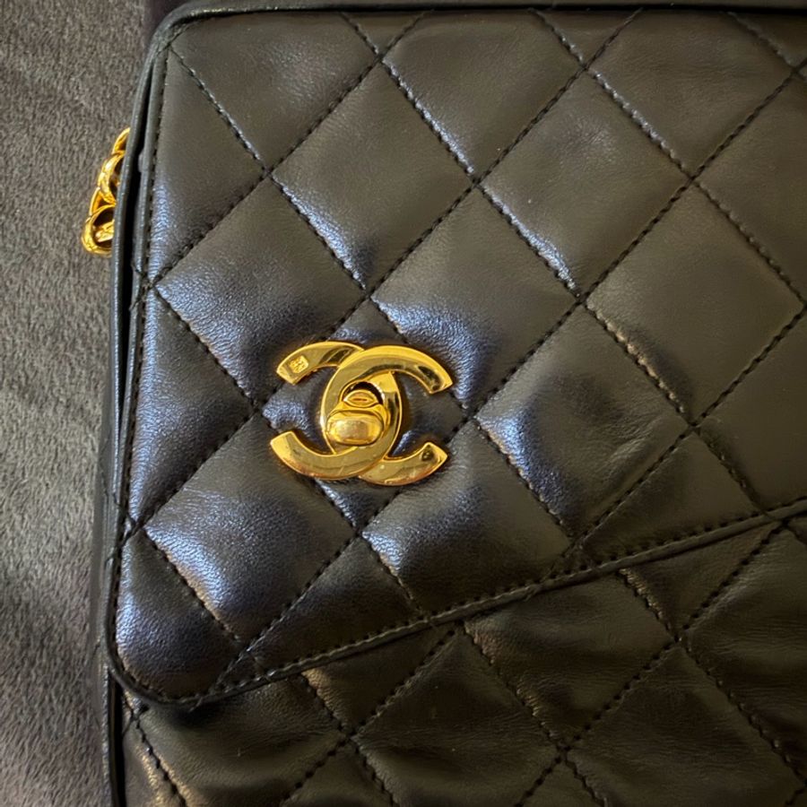 CHANEL 雕花金球流蘇相機包 黑金-1