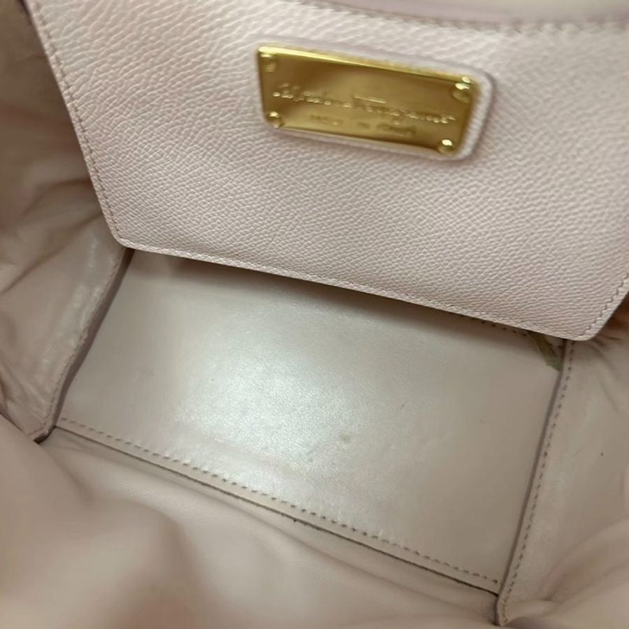 FERRAGAMO 粉色金扣蝴蝶結手提肩背斜背包18*17*10 98新配件塵袋-1