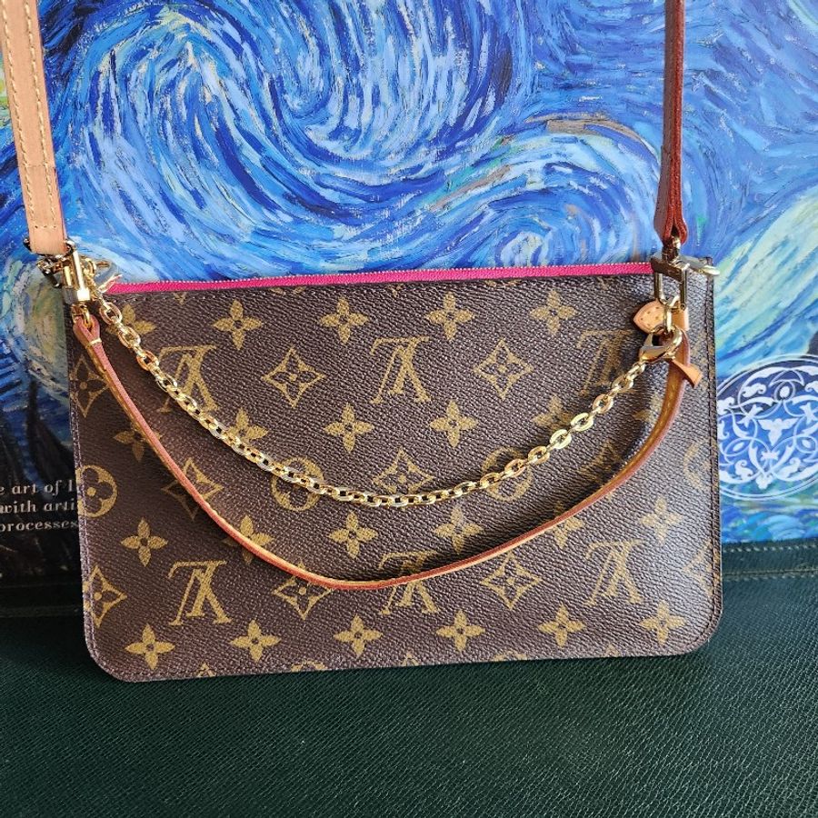 lv小包 少用 很新 如照片 輕巧出門超方便寬 25×長15cm 手機可放-0
