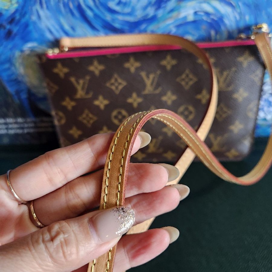 lv小包 少用 很新 如照片 輕巧出門超方便寬 25×長15cm 手機可放-2