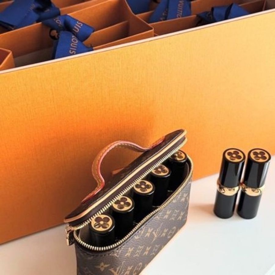 全新 新款 LV Nice Beauty 化妝包 可放置五支唇膏 M83079-3