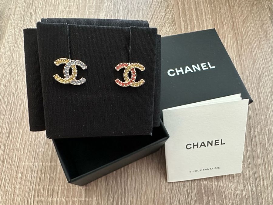 全新 Chanel 雙C經典耳環 耳釘 彩鑽藍黃粉不對稱-0