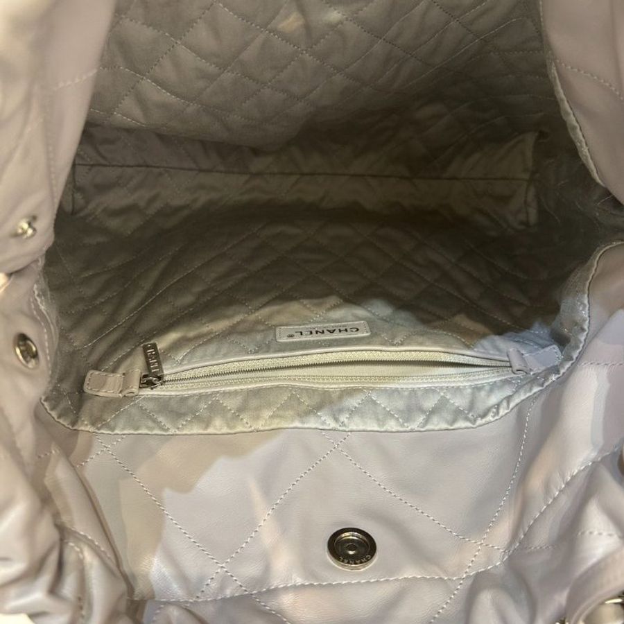 CHANEL 22 BAG淺灰銀扣中號肩背包-8