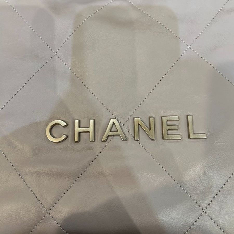 CHANEL 22 BAG淺灰銀扣中號肩背包-9