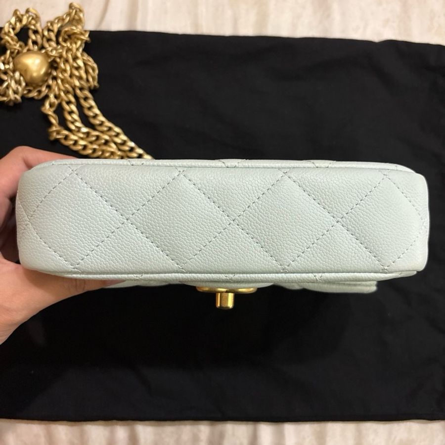 Chanel 寶寶淡色灰藍迷你口蓋包 愛心淡金扣-9