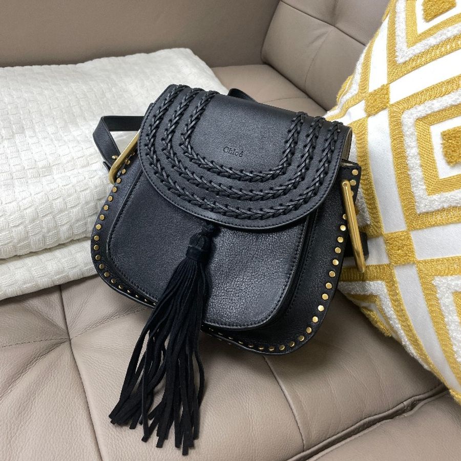 Chloe 黑牛皮霧金釦前流蘇下蓋斜背馬鞍包-0