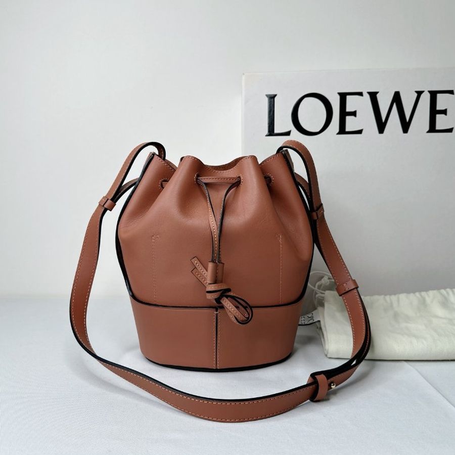 LOEWE Balloon棕色牛皮水桶包-1
