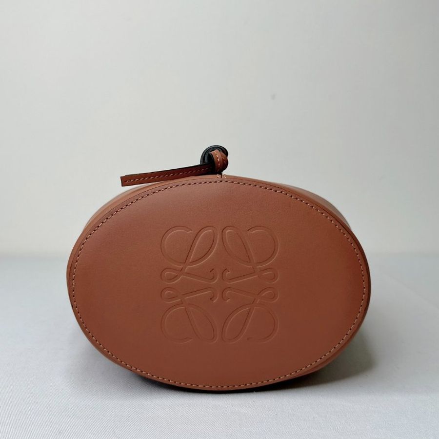 LOEWE Balloon棕色牛皮水桶包-9
