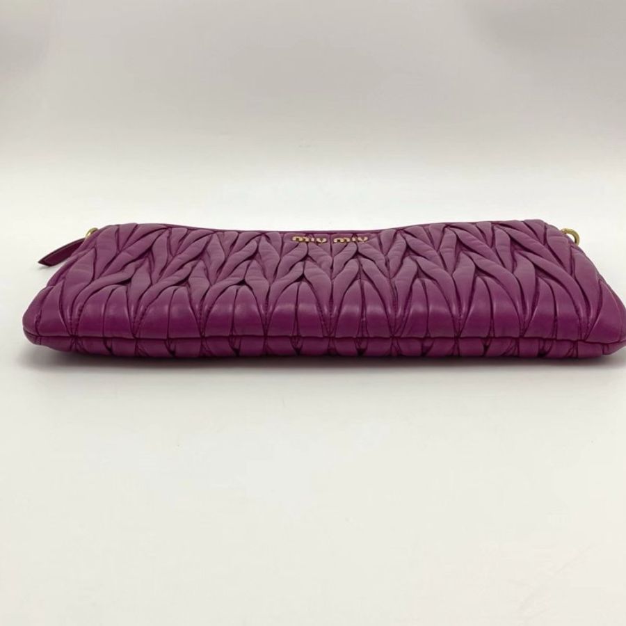 MIUMIU 玫紅色金標皺摺鏈條斜背鏈條包 28*16*2 98新配件塵袋-3