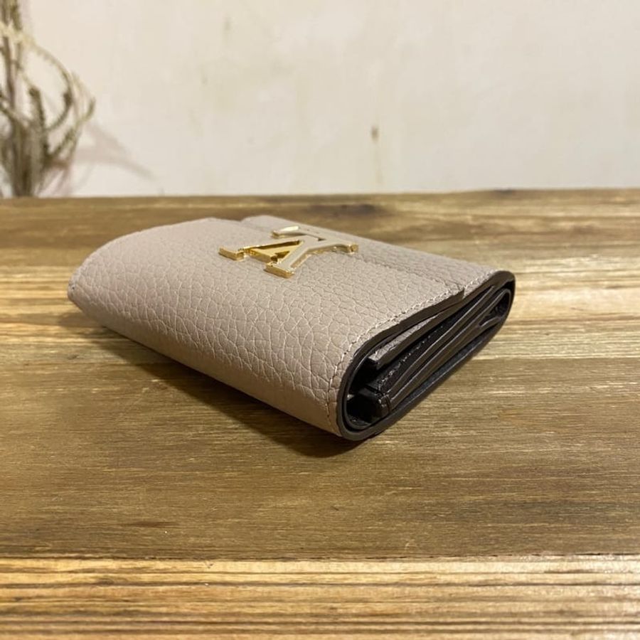全新 LV Capucines XS 錢包 卵石灰色 M68747-2
