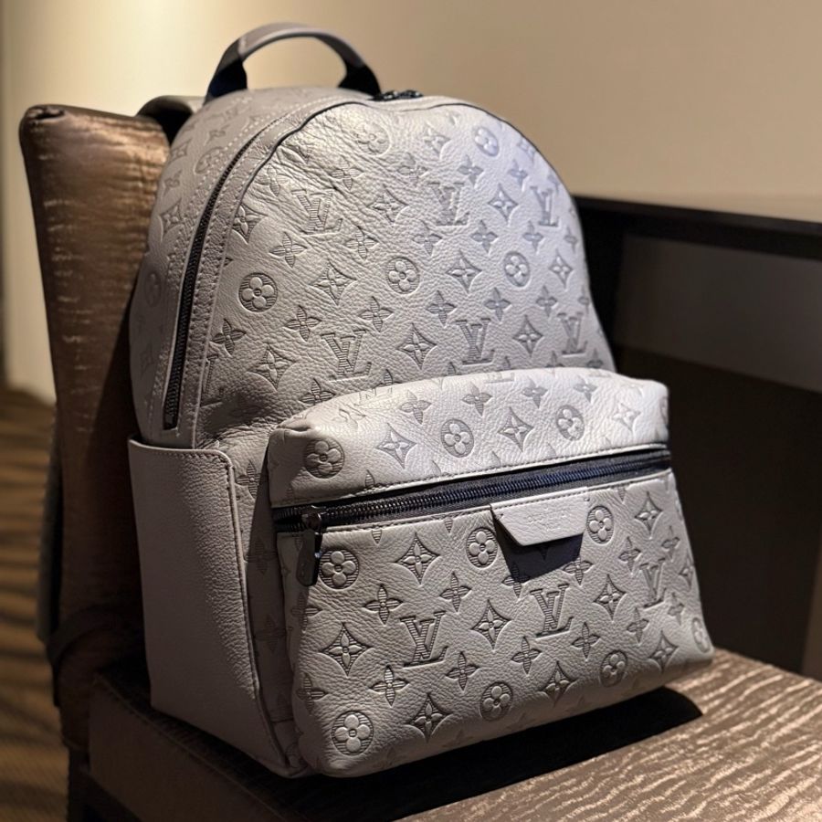Louis Vuitton 灰色壓紋Discovery後背包-0