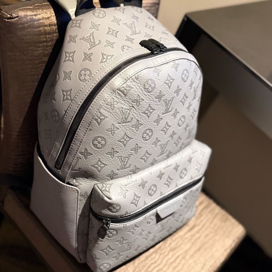 Louis Vuitton 灰色壓紋Discovery後背包-1