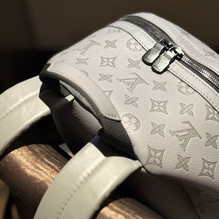 Louis Vuitton 灰色壓紋Discovery後背包-2