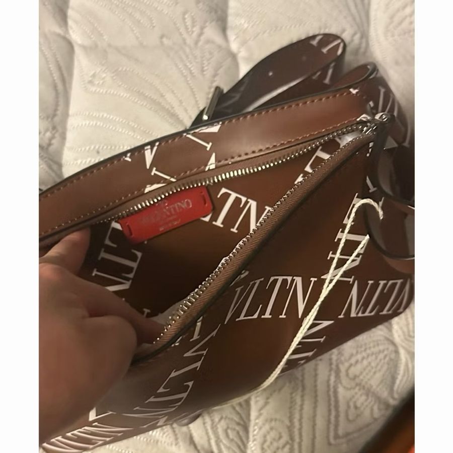 全新正品 Valentino Garavani VLTN大logo字樣 小牛皮腰包 胸包-2
