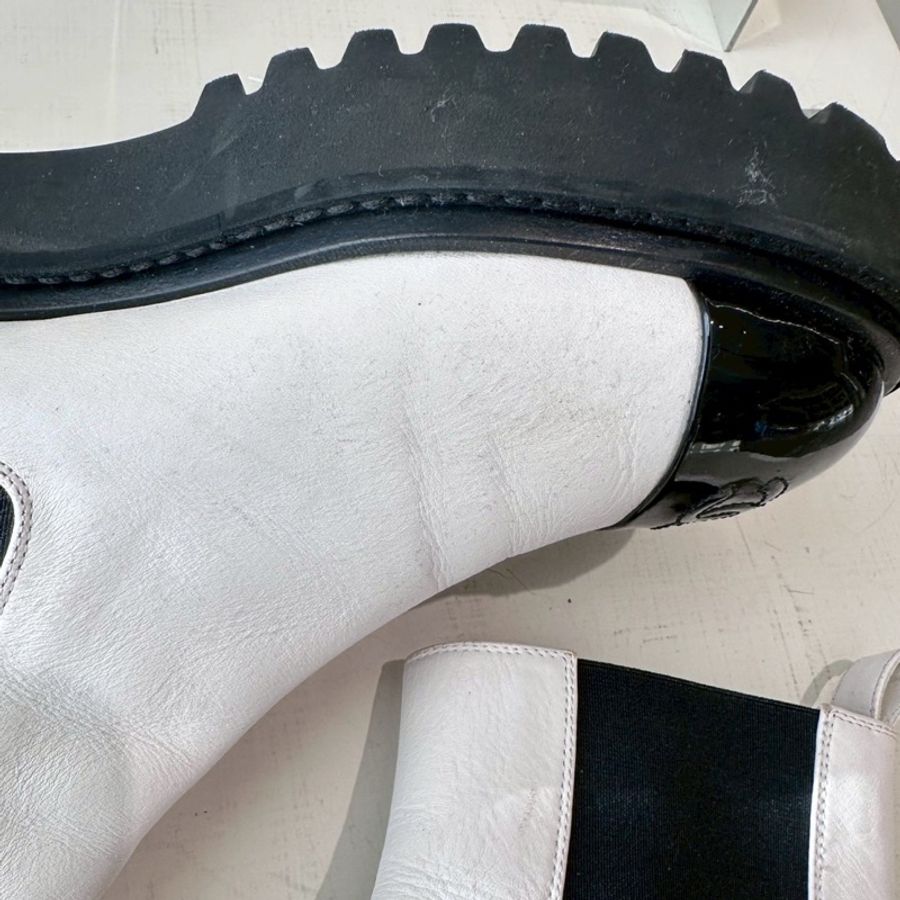 CHANEL 熊貓色皮革短靴 39號-6